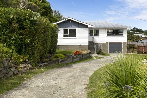 Photo of property in 12 Kinapori Terrace, Newlands, Wellington, 6037