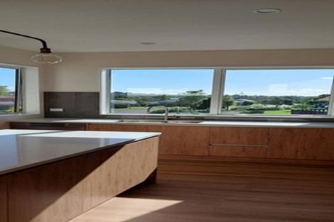 Photo of property in 1c Taupiko Place, Green Bay, Auckland, 0604