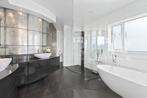 Photo of property in 2/11 Maida Vale Road, Roseneath, Wellington, 6011