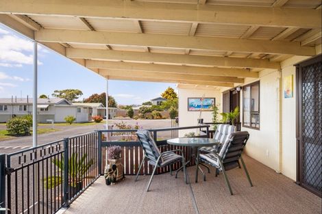 Photo of property in Orange Grove Flats, 2/549 Childers Road, Te Hapara, Gisborne, 4010