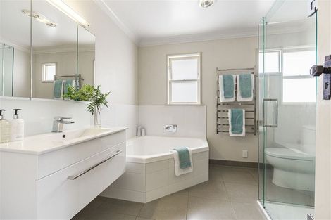 Photo of property in 10 Aramoana Avenue, Devonport, Auckland, 0624