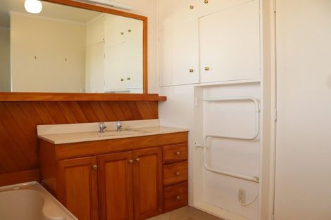 Photo of property in 547 Glenfield Road, Glenfield, Auckland, 0629