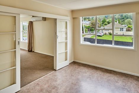 Photo of property in 4 Thomson Grove, Stokes Valley, Lower Hutt, 5019