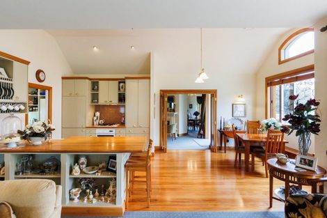 Photo of property in 5 Waicola Drive, Fitzherbert, Palmerston North, 4471