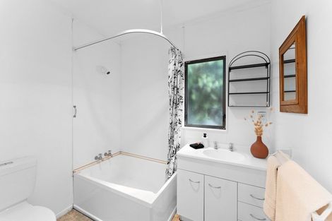 Photo of property in 13 Reeves Street, Waikanae Beach, Waikanae, 5036