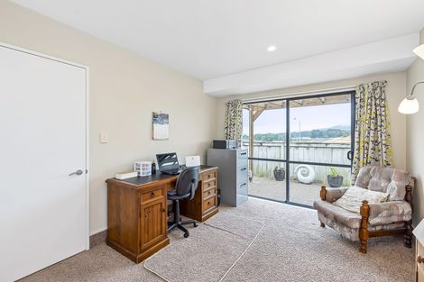 Photo of property in 29 Crown Hill, Paraparaumu, 5032