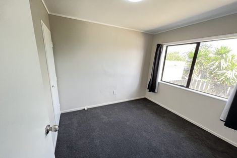 Photo of property in 2/11 De Bloge Place, Clendon Park, Auckland, 2103