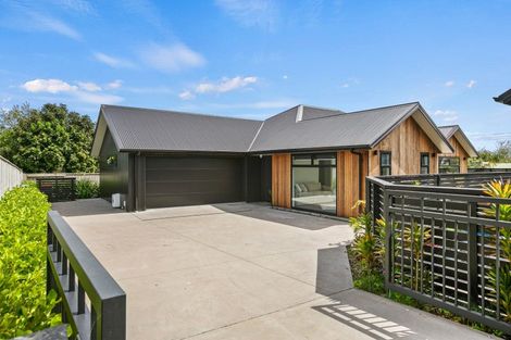 Photo of property in 11 Donnelly Street, Oakura, 4314