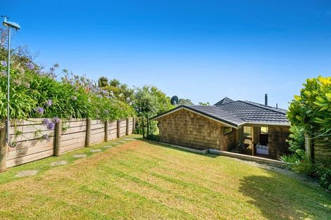 Photo of property in 10 Chelverton Terrace, Red Beach, 0932