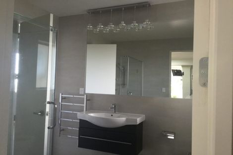 Photo of property in 1a Sunset Road, Totara Vale, Auckland, 0632