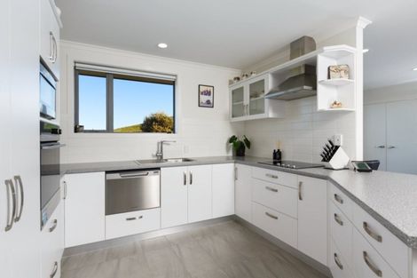 Photo of property in Waterview Estate, 9/4 Greystone Place, Omokoroa, 3114