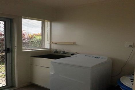 Photo of property in 2/5 Sylvan Crescent, Te Atatu South, Auckland, 0610
