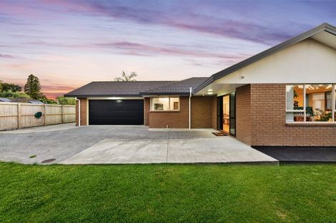Photo of property in 8 Woodbank Drive, Glen Eden, Auckland, 0602
