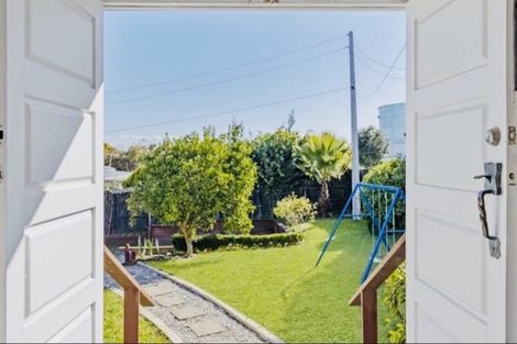 Photo of property in 6 Sexton Place, Manurewa East, Auckland, 2102