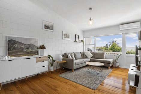 Photo of property in 2/289 Glenfield Road, Glenfield, Auckland, 0629