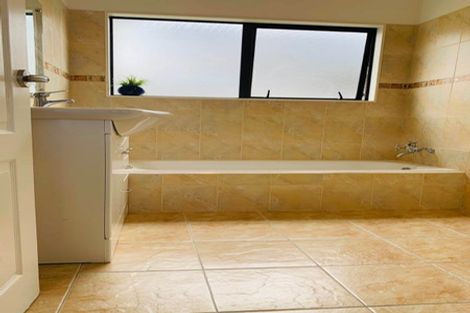 Photo of property in 2/890 East Coast Road, Northcross, Auckland, 0630