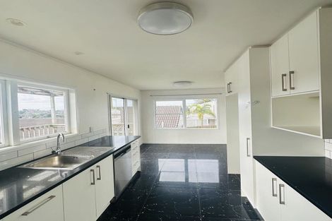 Photo of property in 1/54 Target Road, Totara Vale, Auckland, 0629