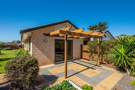 Photo of property in 27 Quadrant Heights, Paraparaumu, 5032