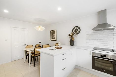 Photo of property in 2/7 Tallington Crescent, Torbay, Auckland, 0630