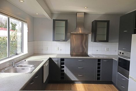 Photo of property in 2/44 Aviemore Drive, Highland Park, Auckland, 2010