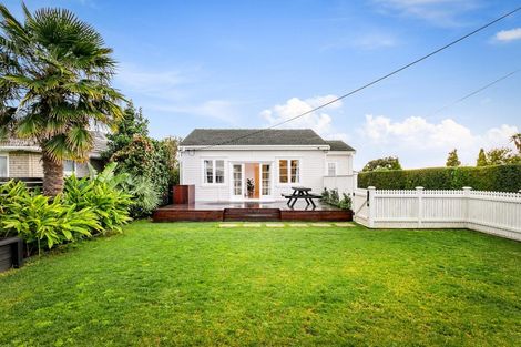 Photo of property in 28 Rewarewa Road, Te Atatu Peninsula, Auckland, 0610
