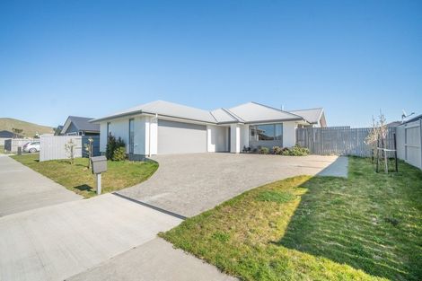 Photo of property in 5 Mediterranean Grove, Fitzherbert, Palmerston North, 4410