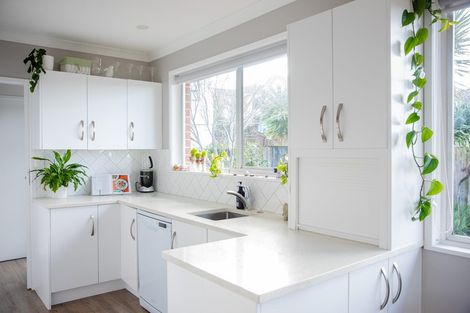 Photo of property in 8 Halcombe Place, Green Bay, Auckland, 0604