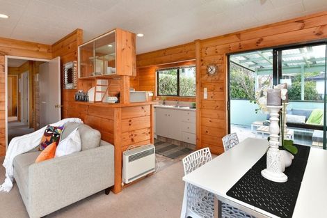 Photo of property in 33 Charlotte Street, Stanmore Bay, Whangaparaoa, 0932