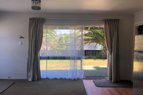 Photo of property in 37 Triangle Road, Massey, Auckland, 0614