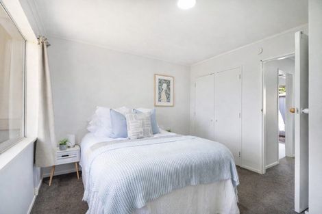 Photo of property in 5 Pimlico Place, Newlands, Wellington, 6037