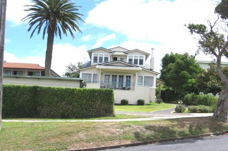 Photo of property in 10 Rangitoto Terrace, Milford, Auckland, 0620