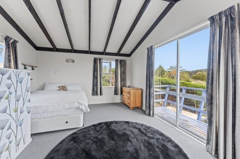 Photo of property in 16 Arthur Street, Waikawa Beach, Levin, 5573