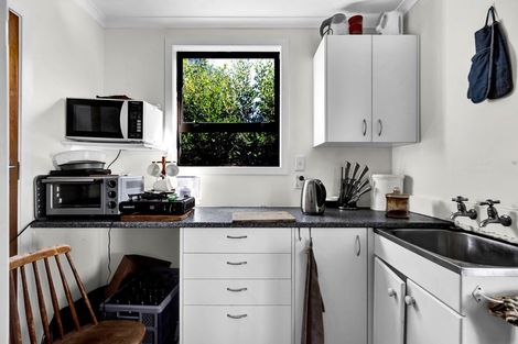 Photo of property in 10 York Crescent, Westown, New Plymouth, 4310