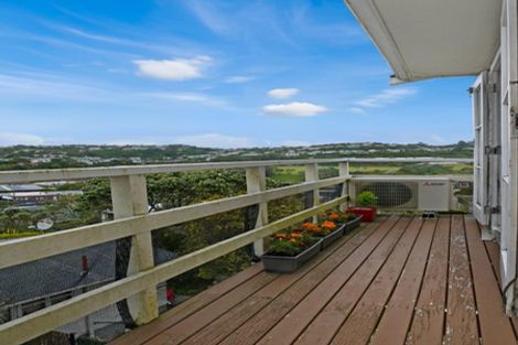 Photo of property in 34 Stewart Drive, Newlands, Wellington, 6037