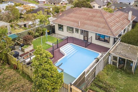 Photo of property in 24 Ranui Terrace, Tawa, Wellington, 5028