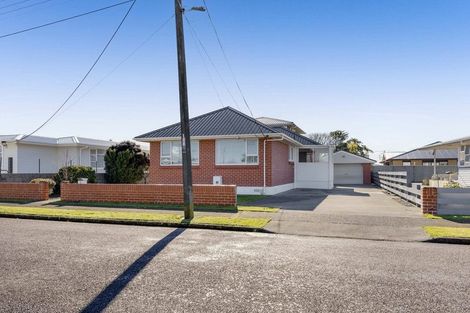 Photo of property in 16 Reid Avenue, Hawera, 4610