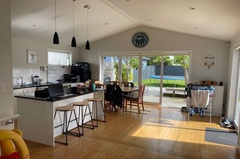 Photo of property in 18 Farnborough Crescent, Mangere, Auckland, 2022