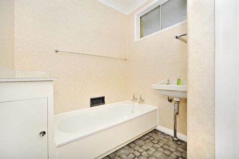 Photo of property in 2 Nairn Crescent, Awapuni, Palmerston North, 4412