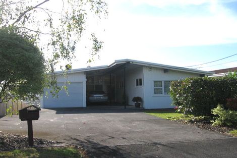 Photo of property in 195 Glenfield Road, Hillcrest, Auckland, 0627