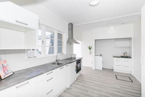 Photo of property in 2 Old Farm Road, Hamilton East, Hamilton, 3216