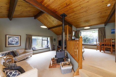 Photo of property in 11 Hillgrove Place, Fitzherbert, Palmerston North, 4410