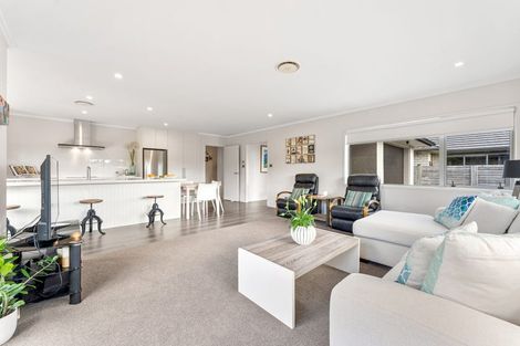 Photo of property in 7 Laurie Street, Red Beach, 0932