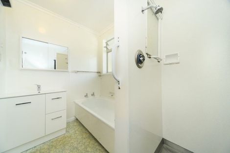 Photo of property in 87 Wikiriwhi Crescent, Awapuni, Palmerston North, 4412