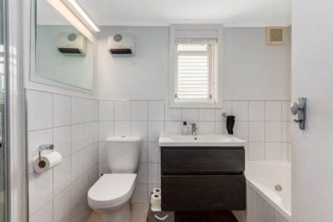 Photo of property in 39 Bayview Road, Paremata, Porirua, 5024