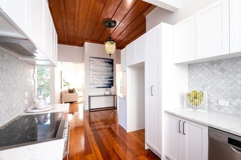 Photo of property in 15 Lawrence Road, Hospital Hill, Napier, 4110