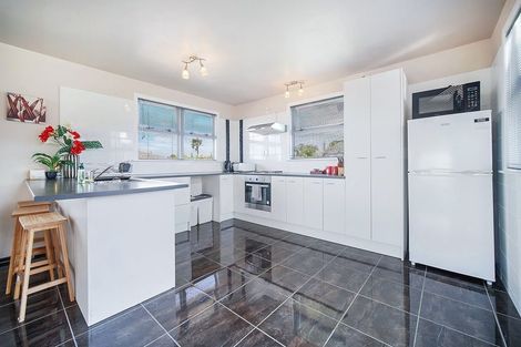 Photo of property in 15 Larne Avenue, Pakuranga Heights, Auckland, 2010