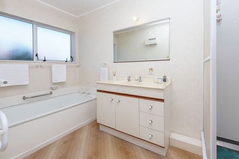 Photo of property in 1/75 Aviemore Drive, Highland Park, Auckland, 2010