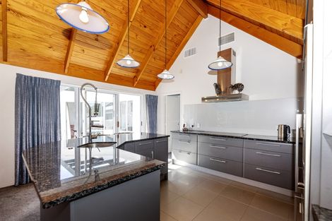 Photo of property in 1 Larsen Place, Merrilands, New Plymouth, 4312