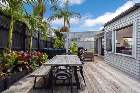 Photo of property in 2/40 Hebron Road, Waiake, Auckland, 0630