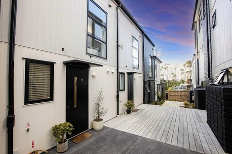 Photo of property in 33 Tokai Place, Glen Eden, 0602